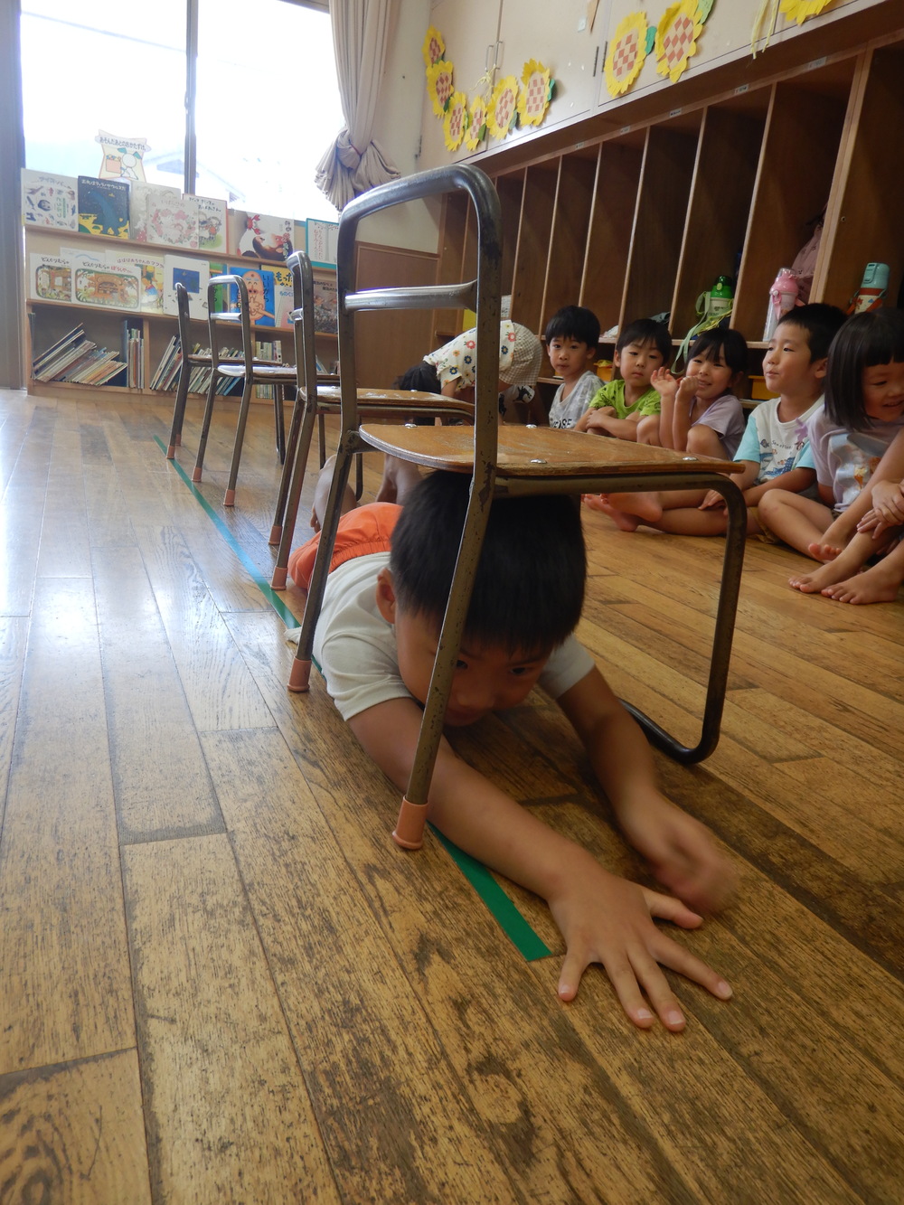 椅子くぐりをする子ども２