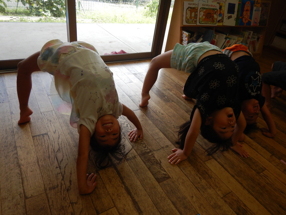 ブリッジをする子ども