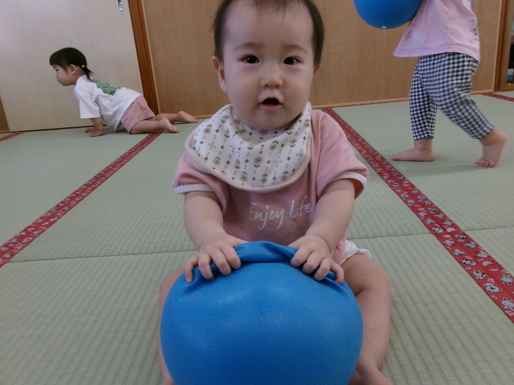 ボールで遊んでいる