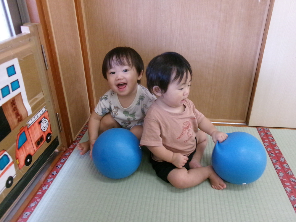 ボールで遊んでいる
