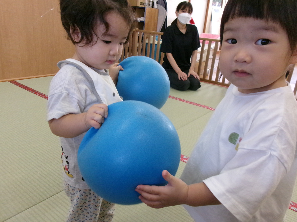 ボールで遊んでいる