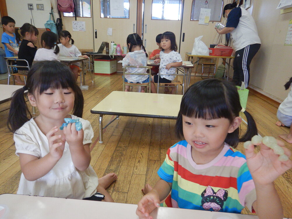 ジェル粘土で遊ぶ様子
