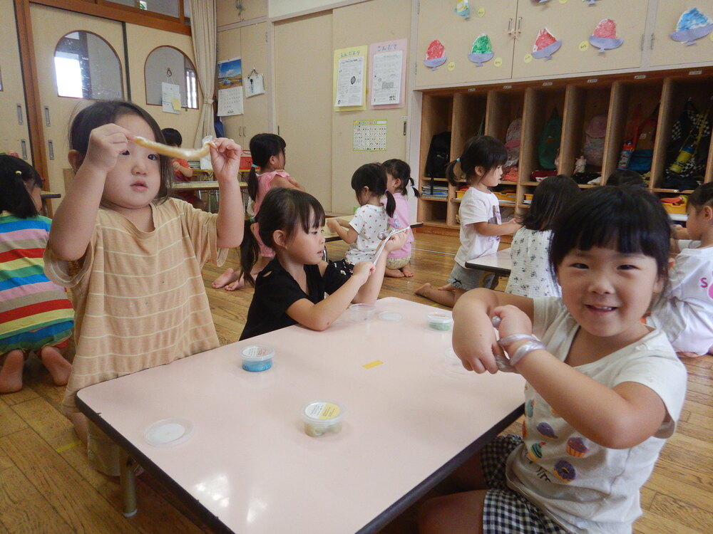 ジェル粘土で遊ぶ様子