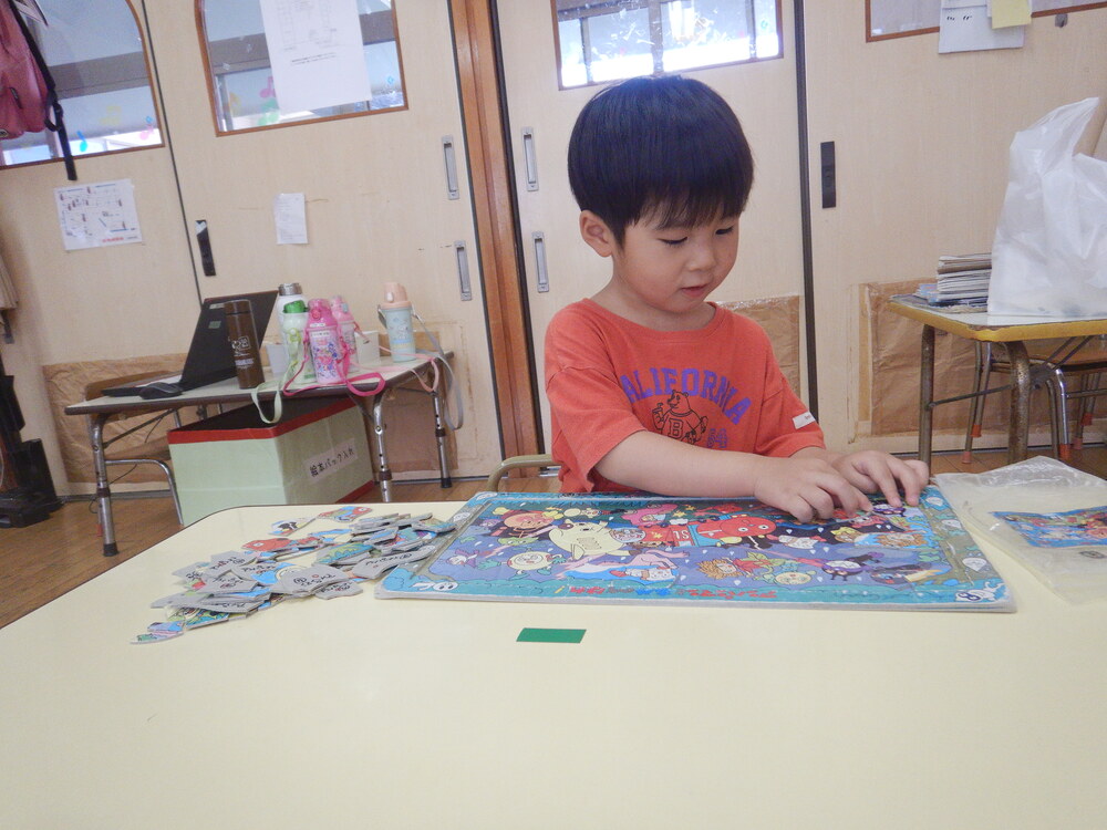 パズルで遊ぶ様子