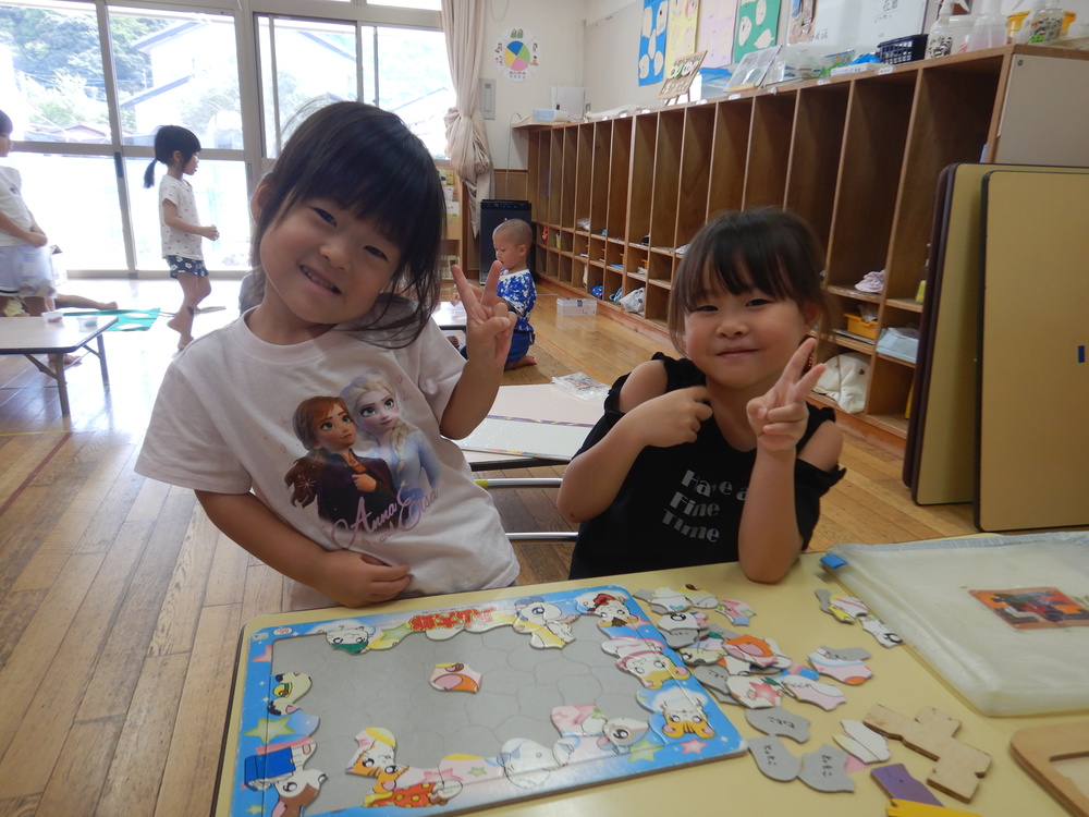 パズルで遊ぶ様子