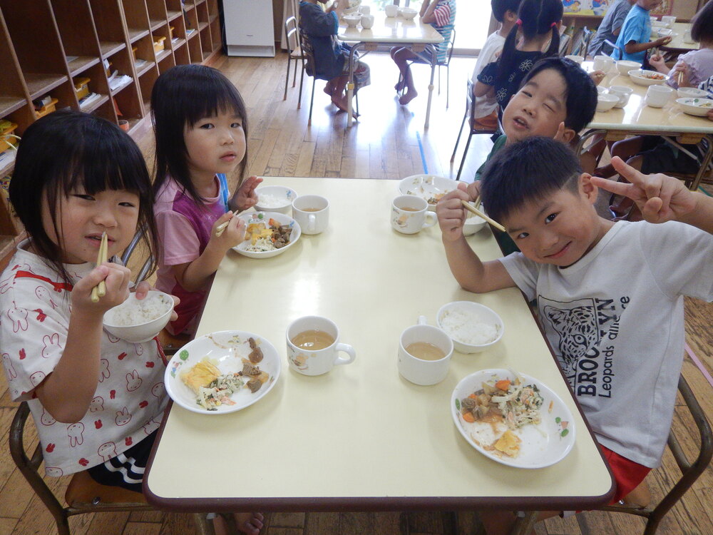 給食を食べている子どもたち２