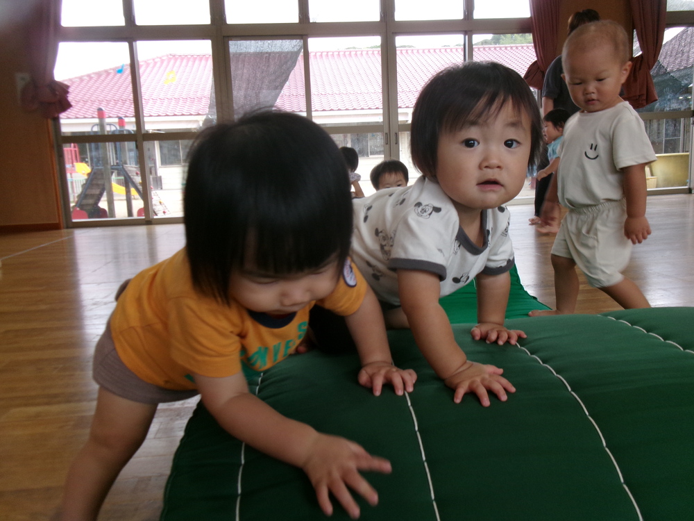遊戯室で遊んでいる様子 (2)