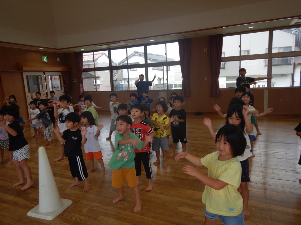 体操を踊る子どもたち２
