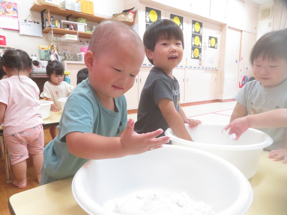 片栗粉粘土で遊ぶ様子