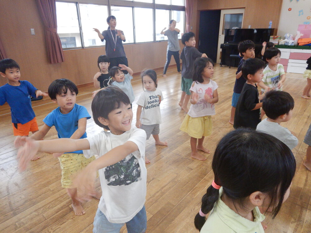体操を踊る子どもたち４