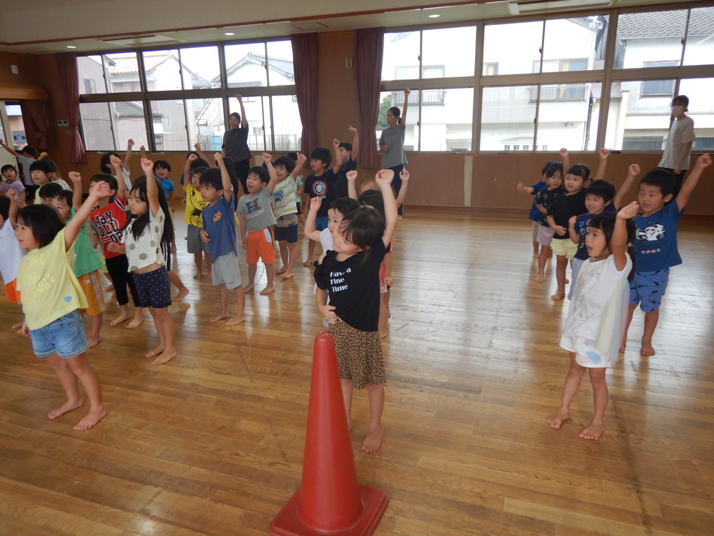体操を踊る子どもたち５