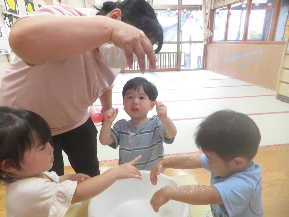 片栗粉粘土で遊ぶ様子