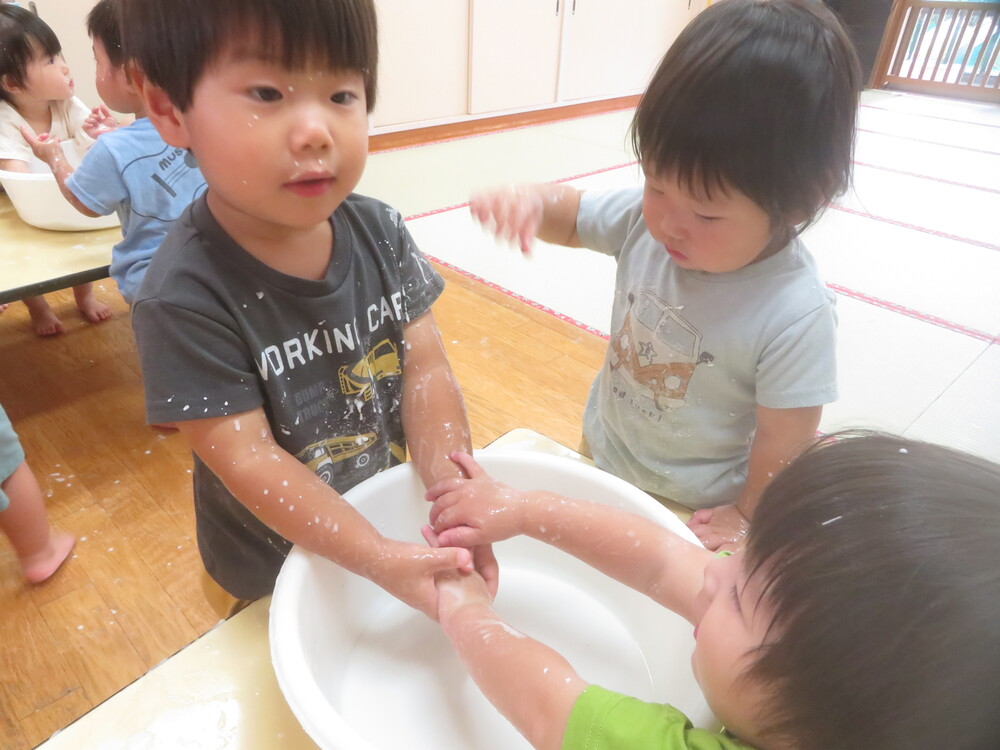 片栗粉粘土で遊ぶ様子