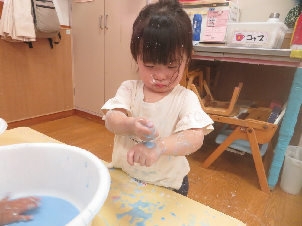 片栗粉粘土で遊ぶ様子
