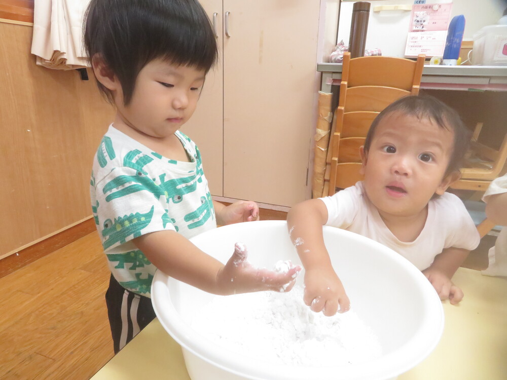 片栗粉粘土で遊ぶ様子