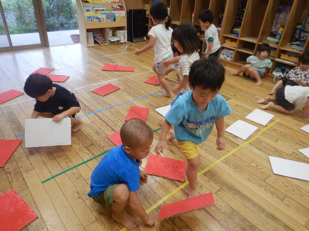 カードめくりをする子ども (2)