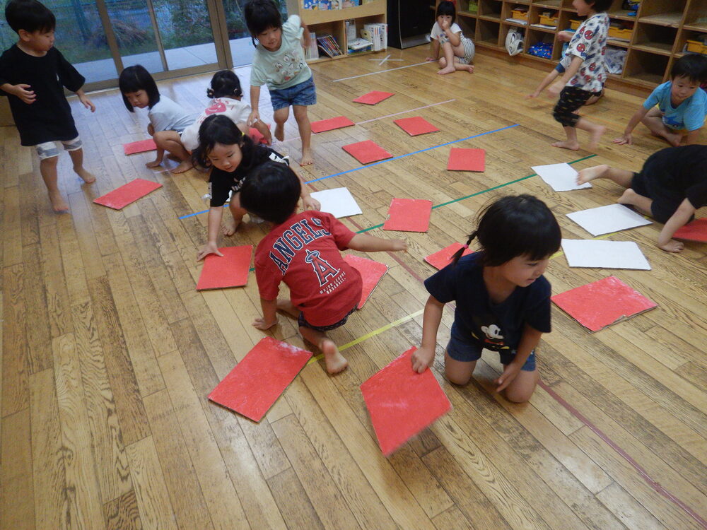カードめくりをする子ども (3)
