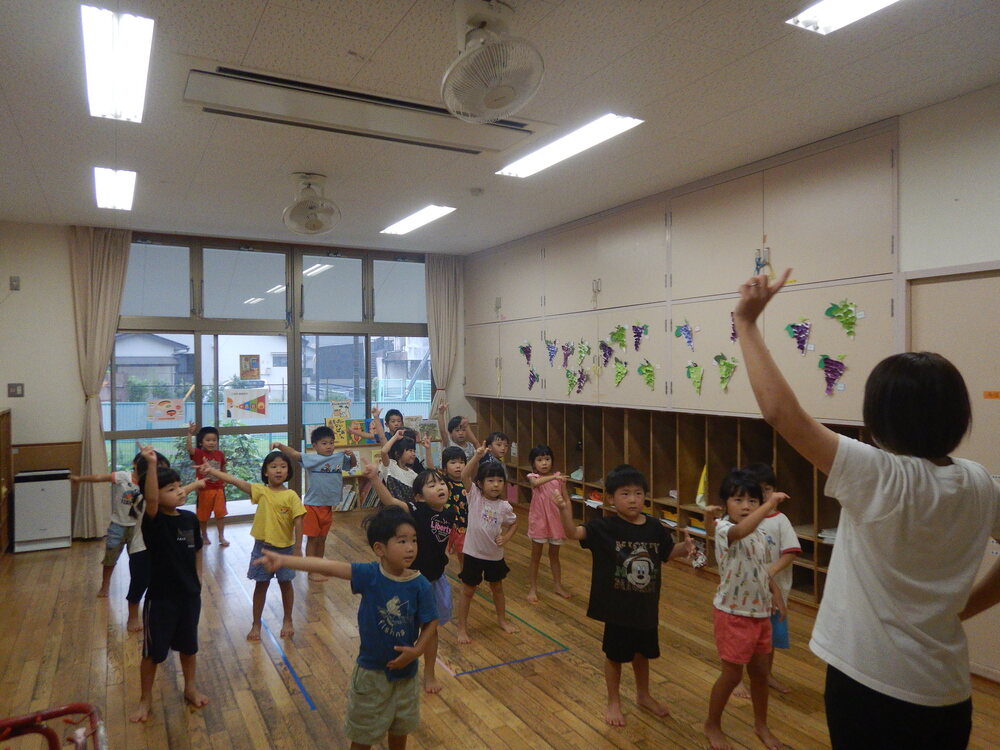 ダンスの練習をする子どもたち