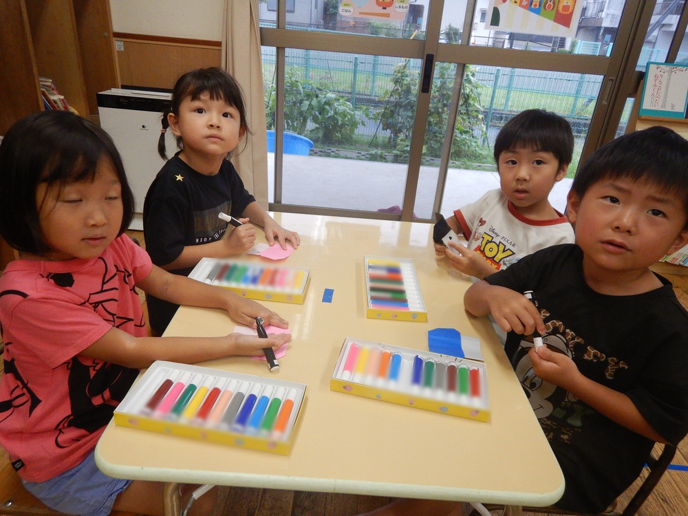 キノコを折り紙で作る子ども１