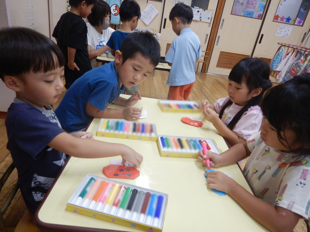 キノコを折り紙で作る子ども２