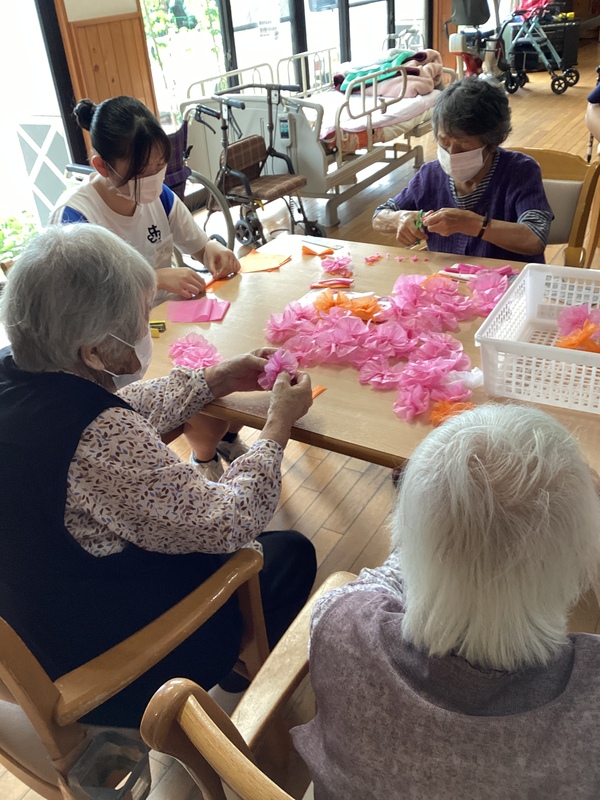 一緒に作業に取り組まれています