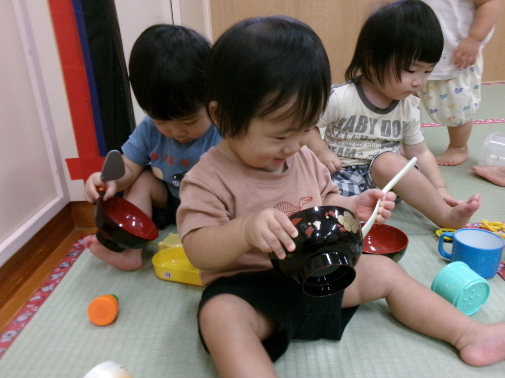 おままごとで遊んでいる