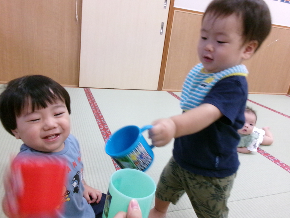 おままごとで遊んでいる