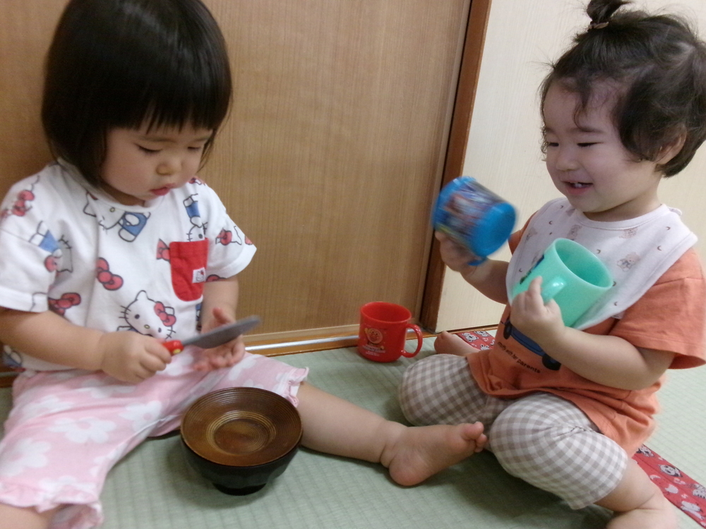 おままごとで遊んでいる