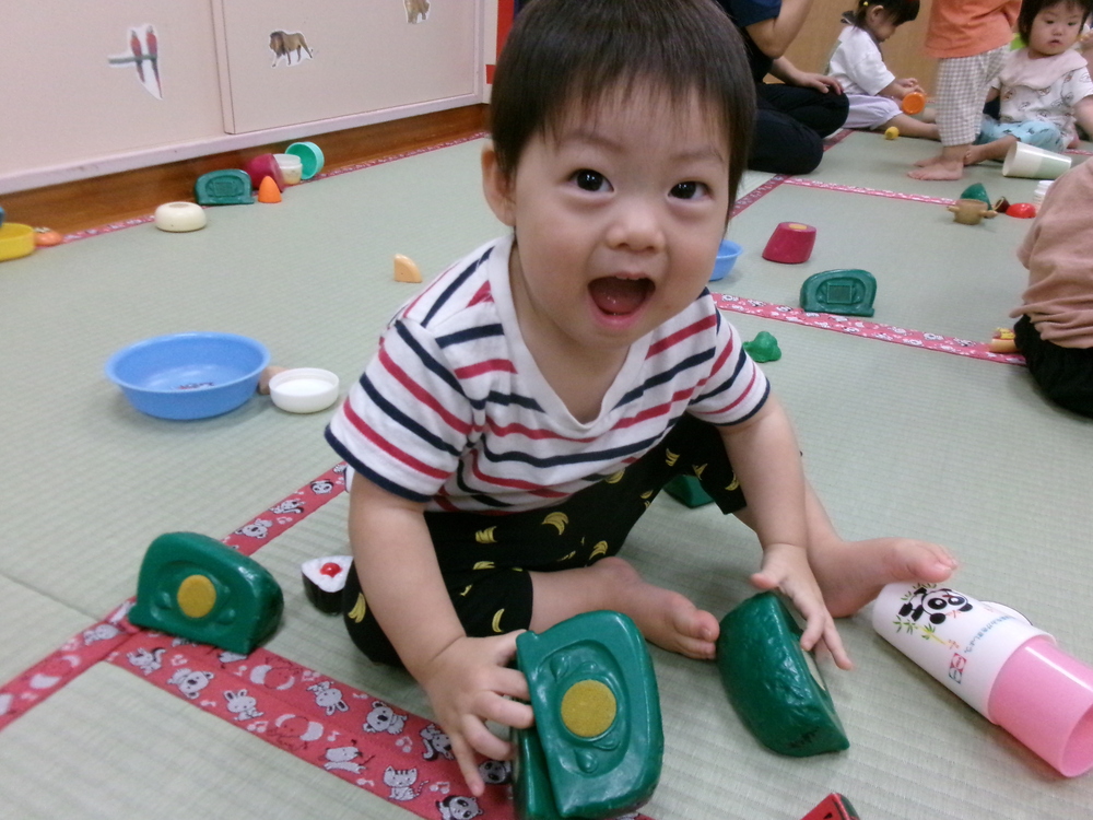 おままごとで遊んでいる