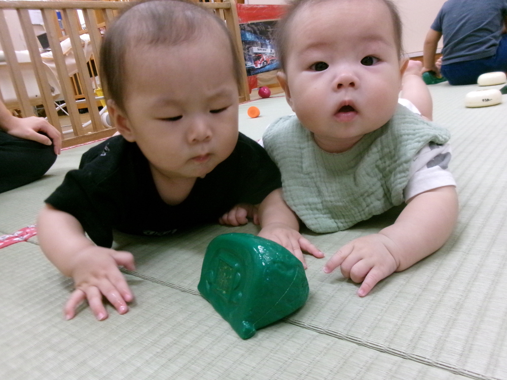 おままごとで遊んでいる