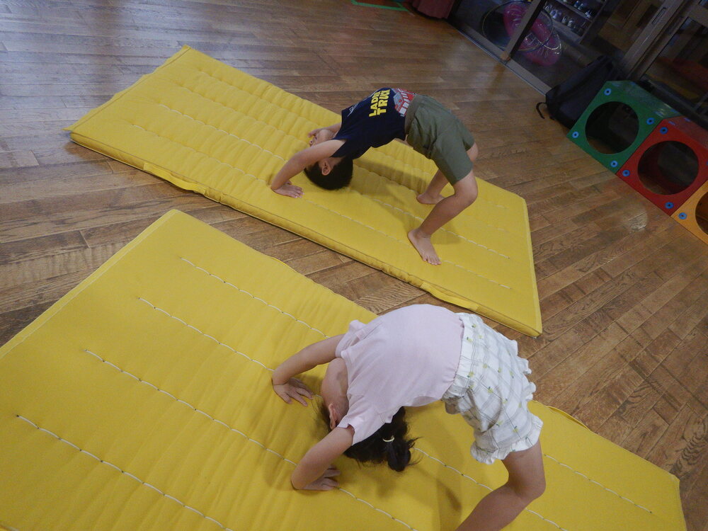 ブリッジをする子ども