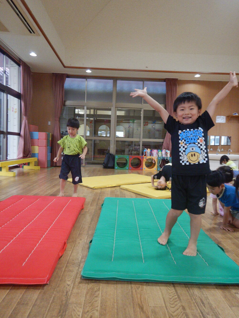 マット練習をする子ども