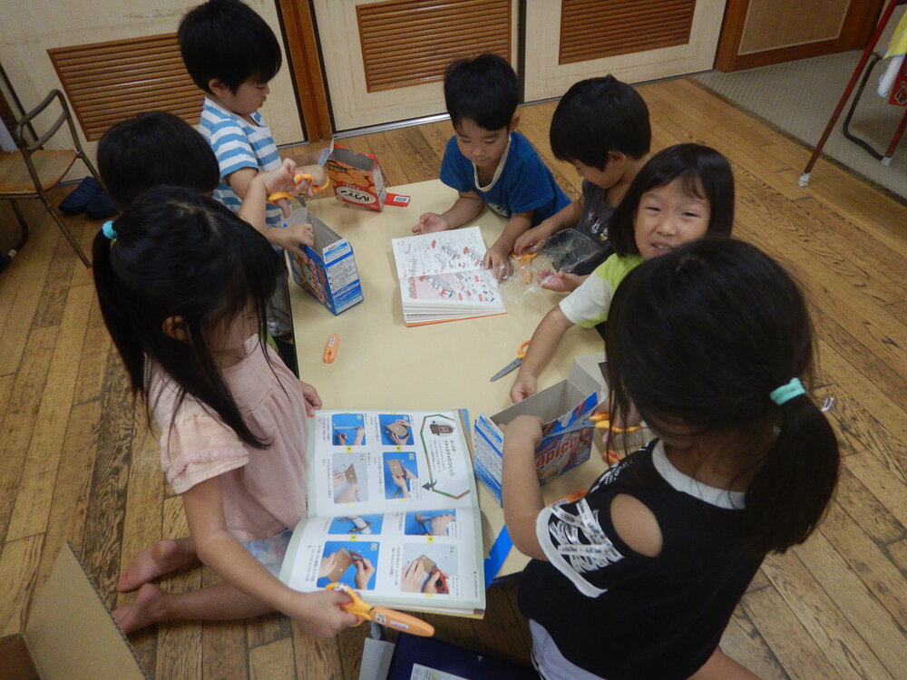 ジェル粘土をする子ども