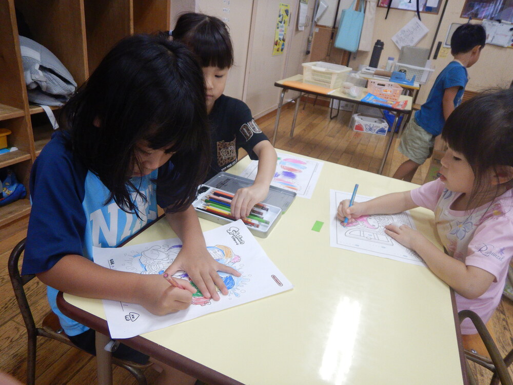 塗り絵をする子ども