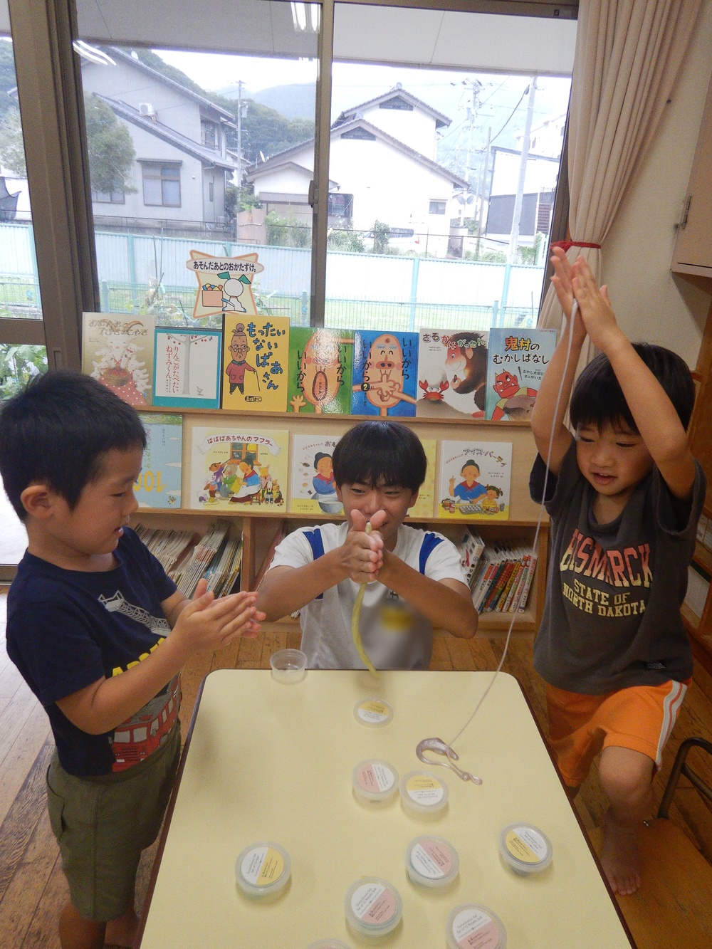 ジェル粘土で遊ぶ子ども