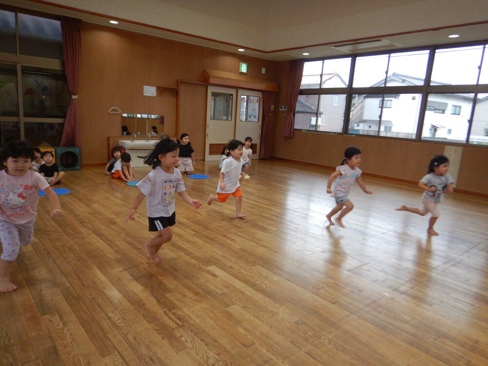 かけっこをする子ども (2)