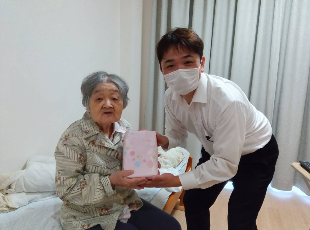 Iさん記念品贈呈