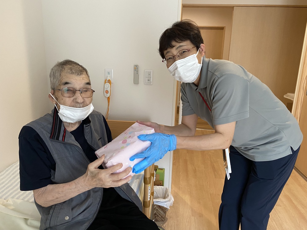 Tさん記念品贈呈