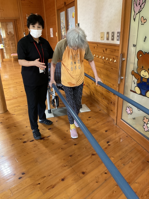 歩いています