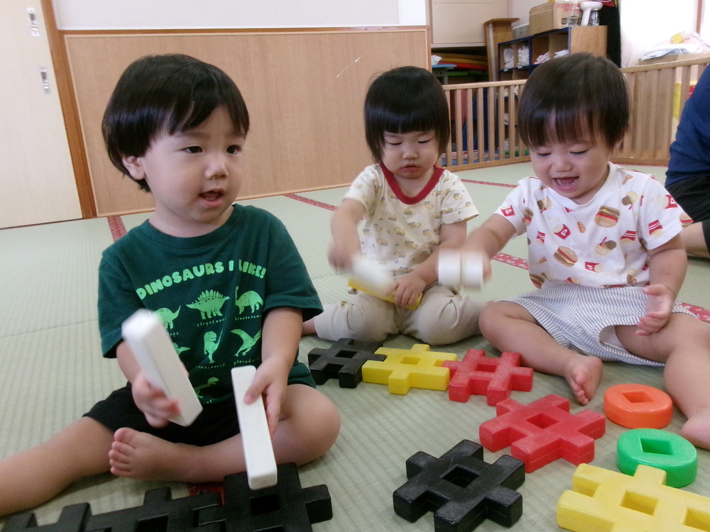 井形ブロックで遊んでいる