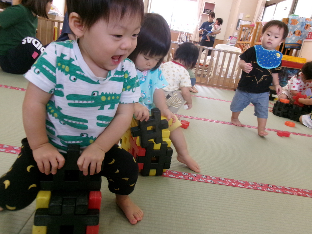 井形ブロックで遊んでいる