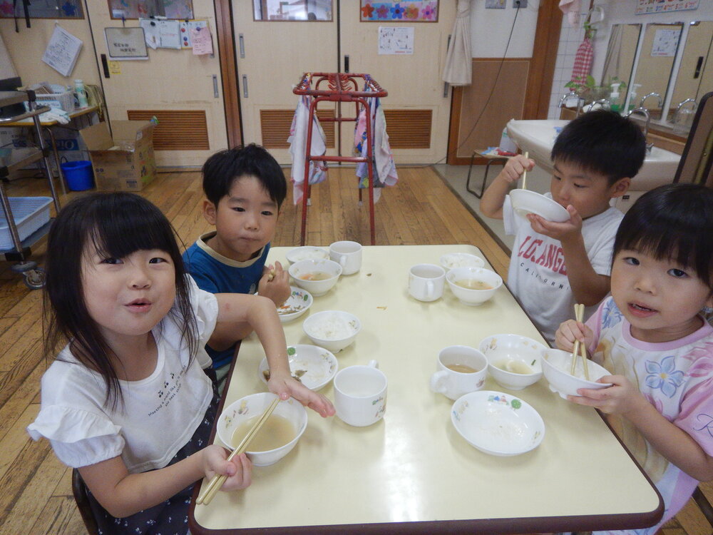 給食を食べている子ども２