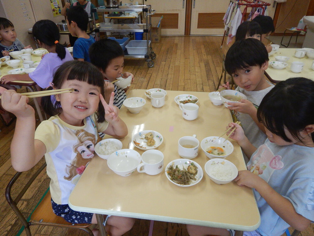 給食を食べている子ども３