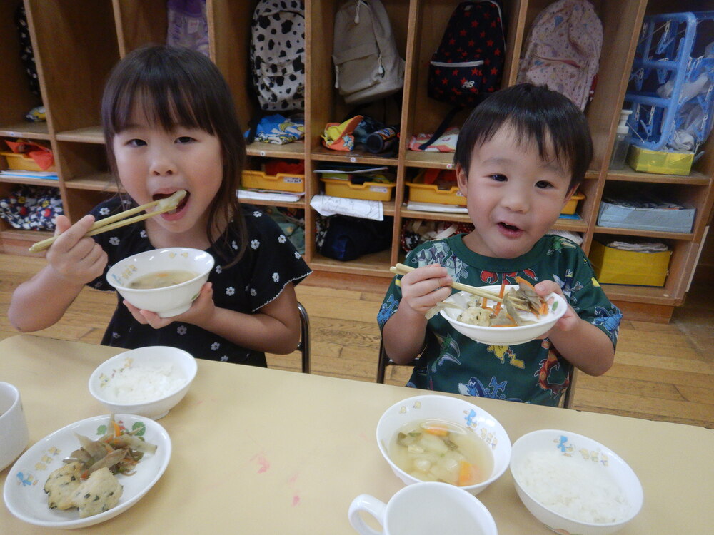 給食を食べる子ども (1)