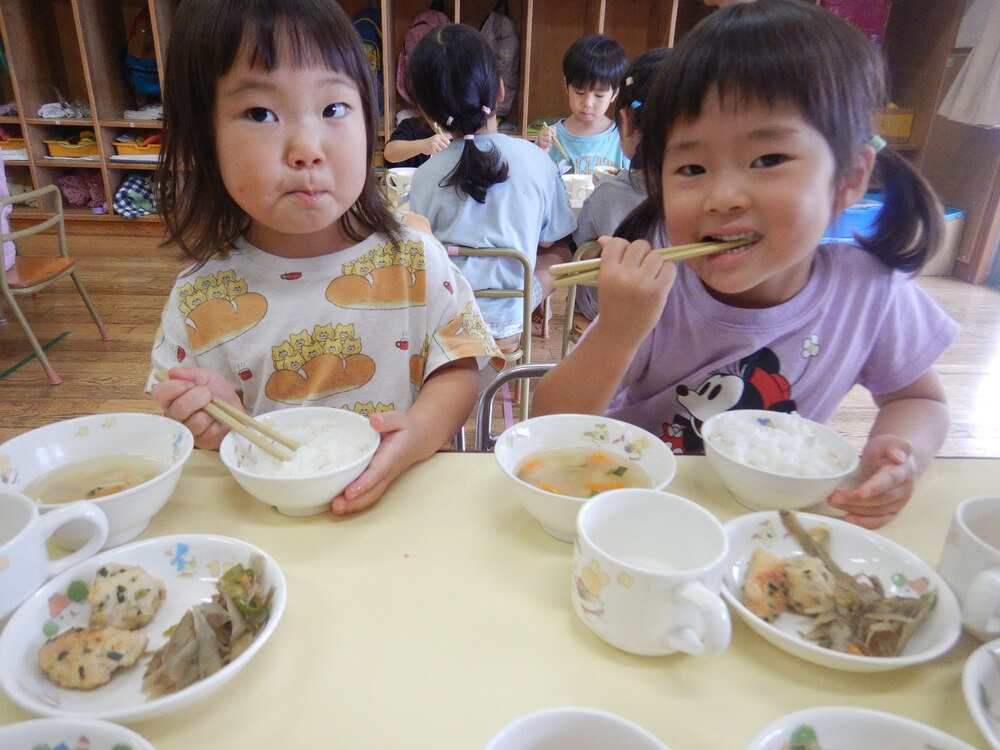 給食を食べる子ども (2)
