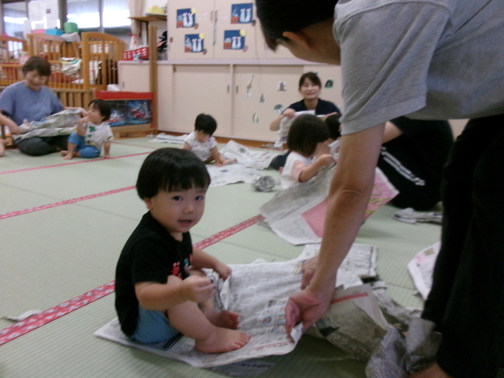 新聞紙遊びの様子 (3)
