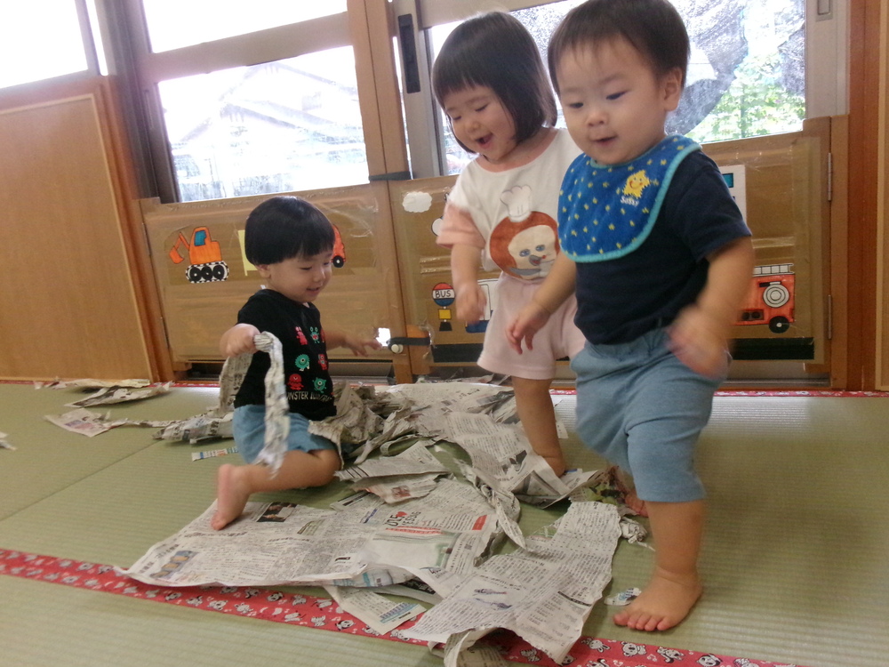 新聞紙遊びの様子 (5)