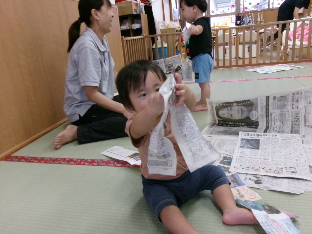 新聞紙を破る様子