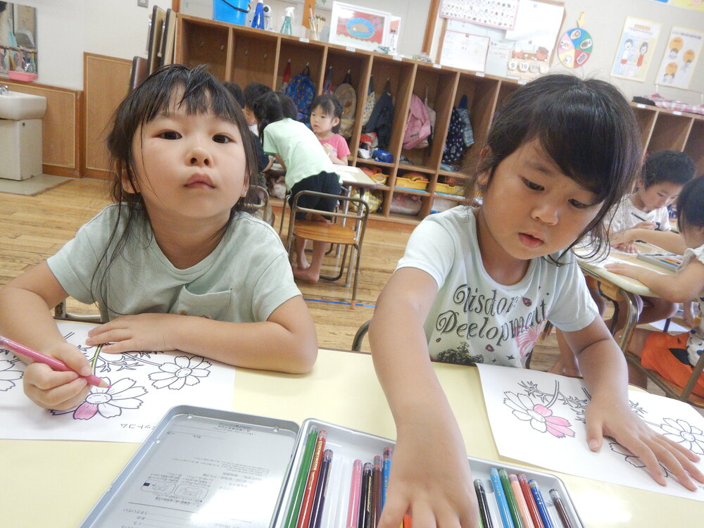 塗り絵をする子ども