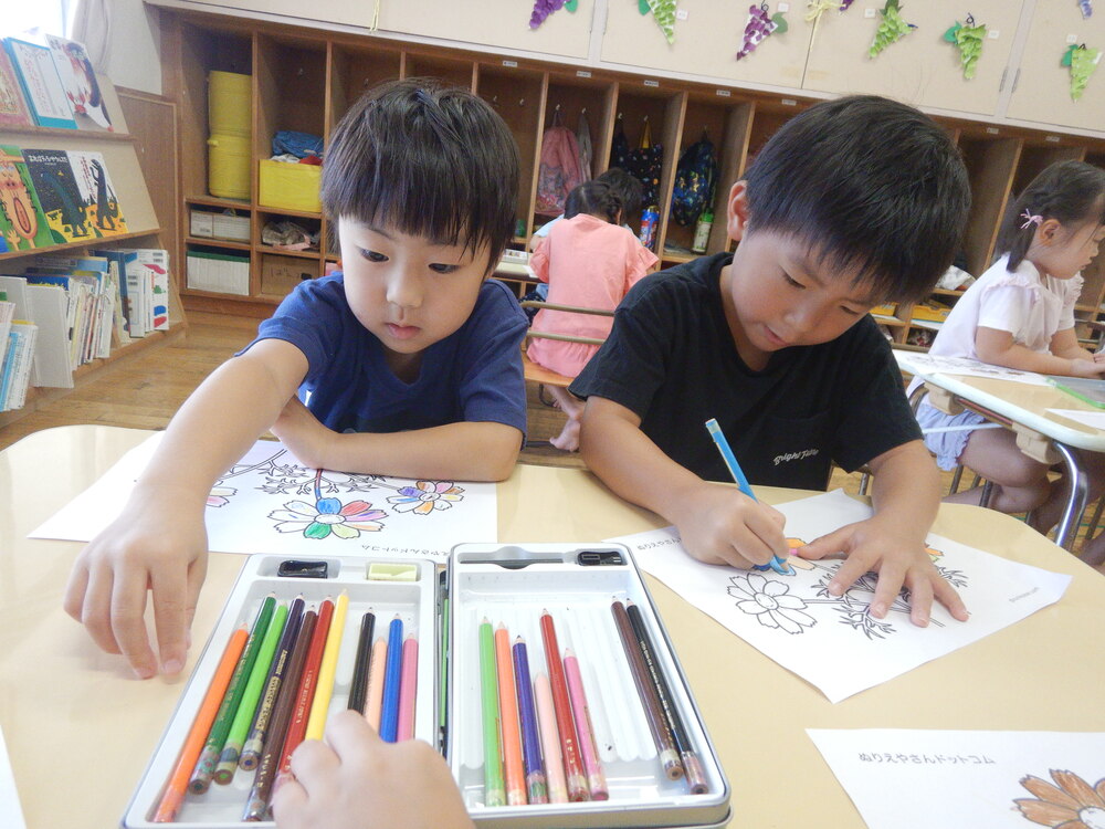 塗り絵をする子ども２